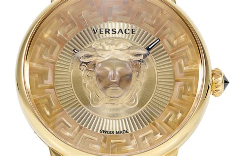 testa medusa versace cristallo|Medusa Alchemy: i simboli Versace in versione trasparente.